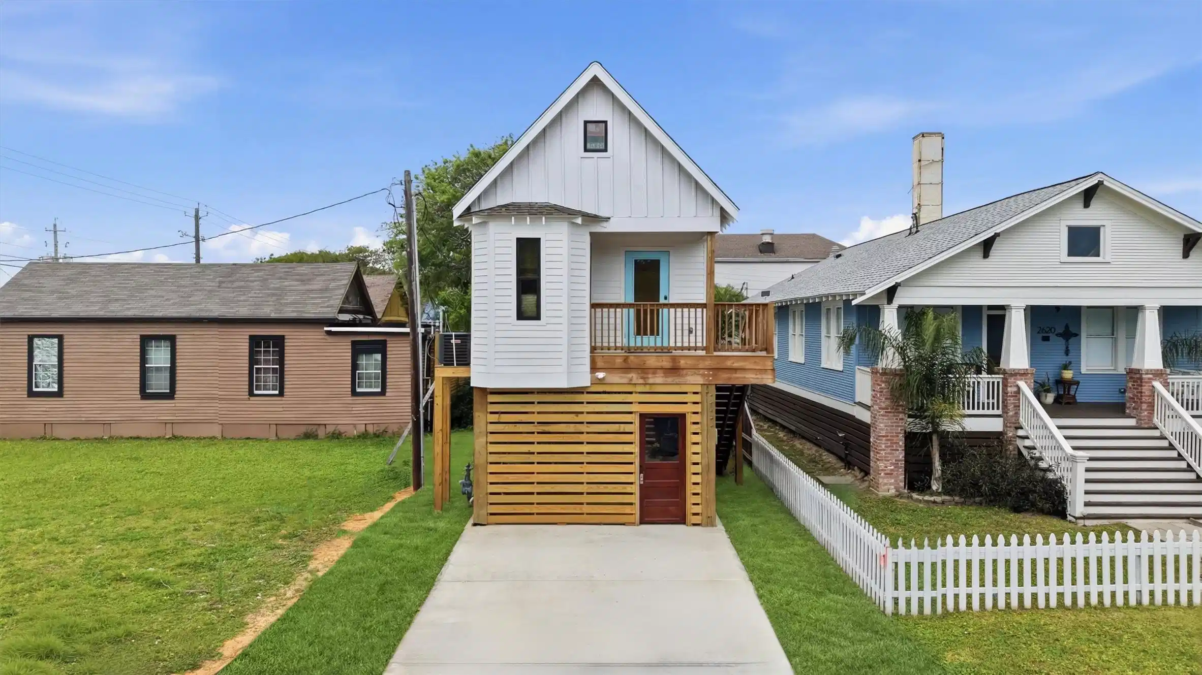 Image 1: This cozy little house is located minutes from the