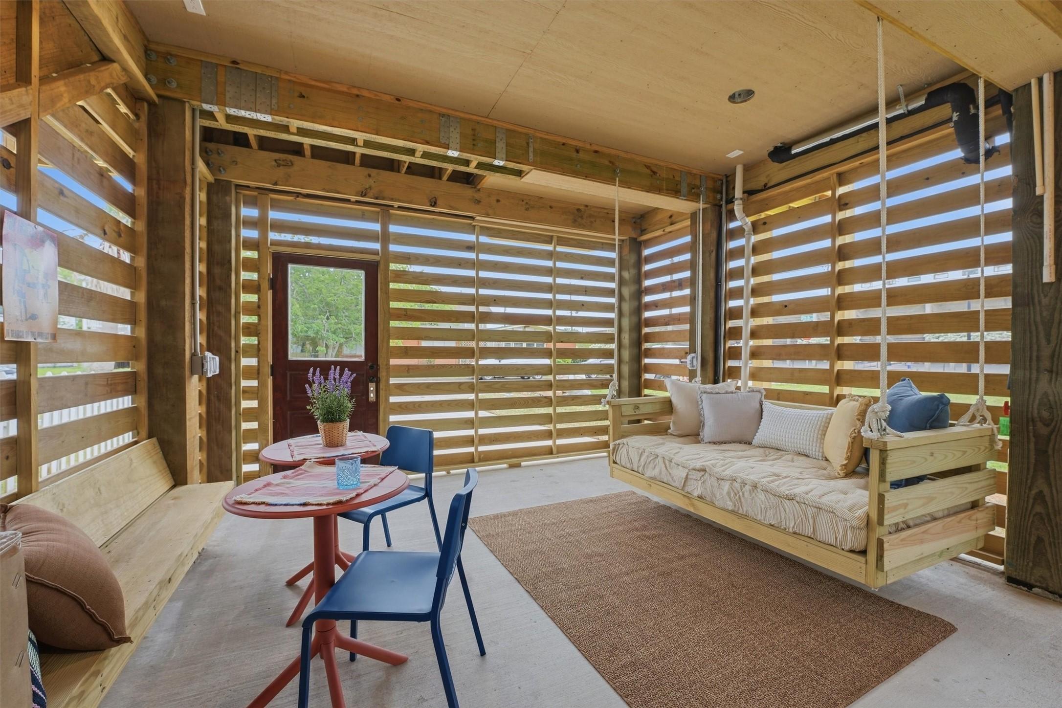Image 4: Relax with friends and family in this perfectly de