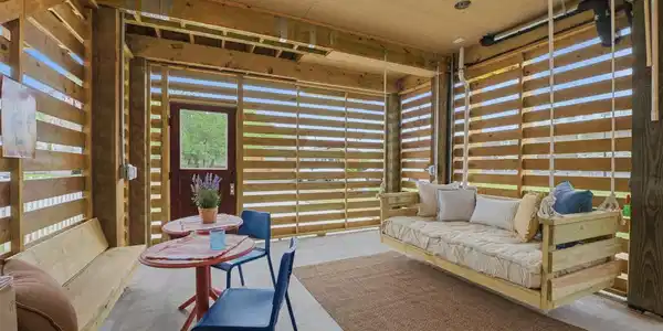 Image 4: Relax with friends and family in this perfectly de