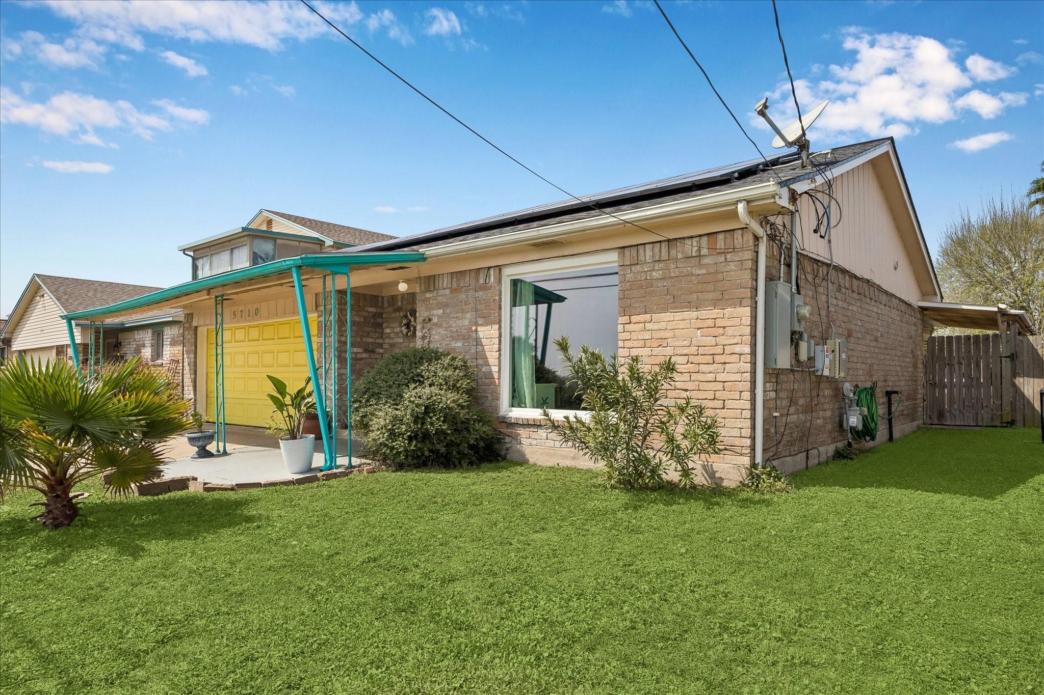 Image 3: Plenty of yard space for gardening or other outdoo