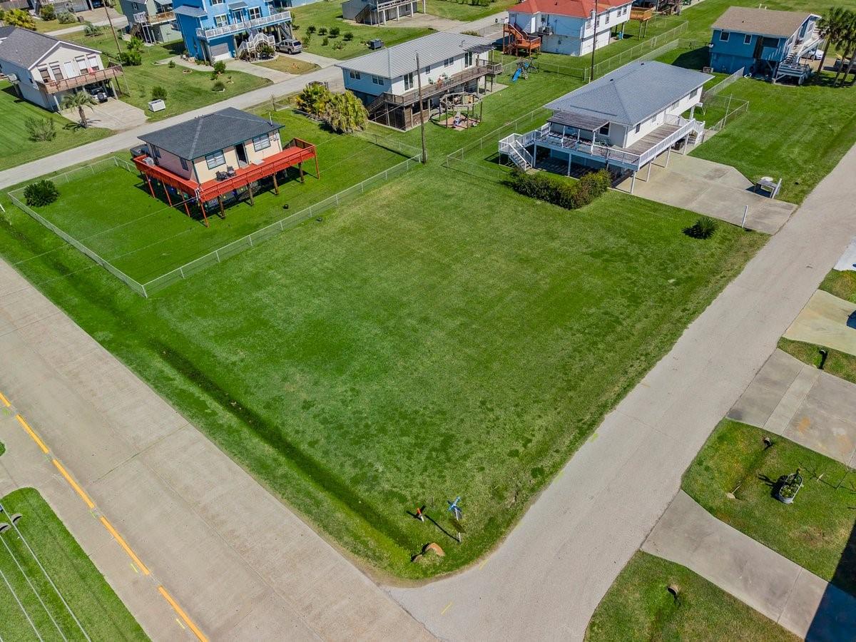 Image 3: Prime Corner Lot
