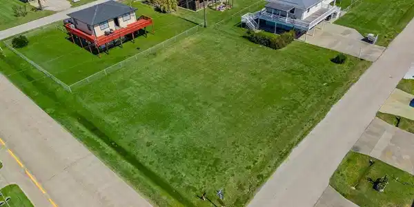 Image 3: Prime Corner Lot