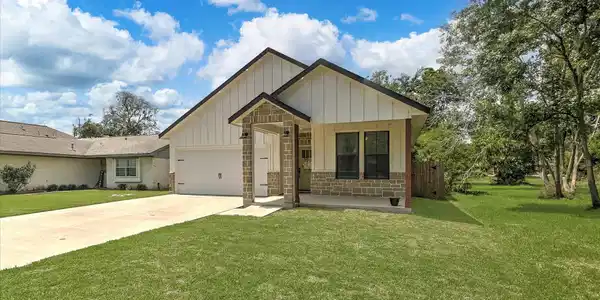 Image 2: Like New home with curb appeal