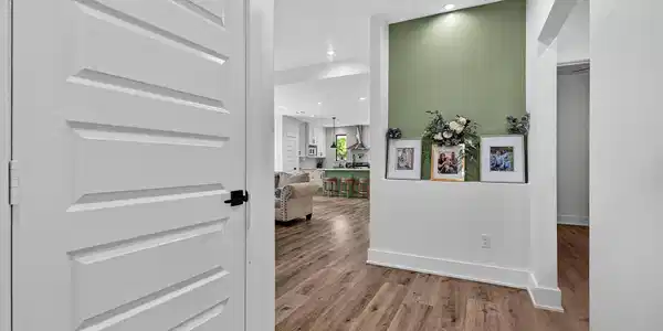 Image 3: Inviting entry