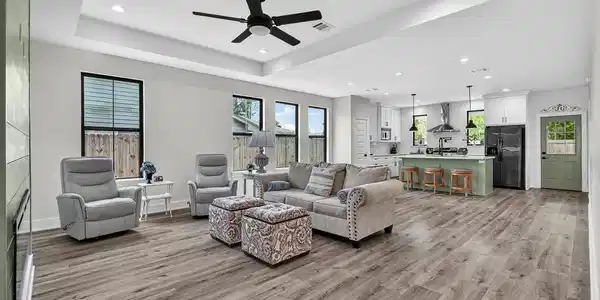 Image 4: Spacious living room