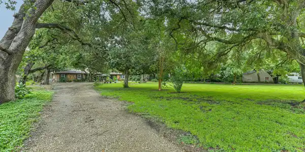 Image 4: Great view of the front of the house and showing a