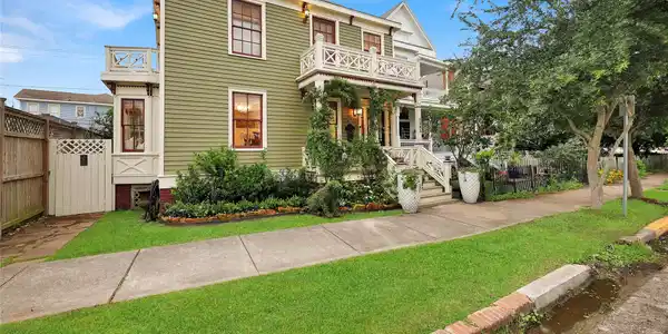 Image 2: The main house as well as the carriage house under