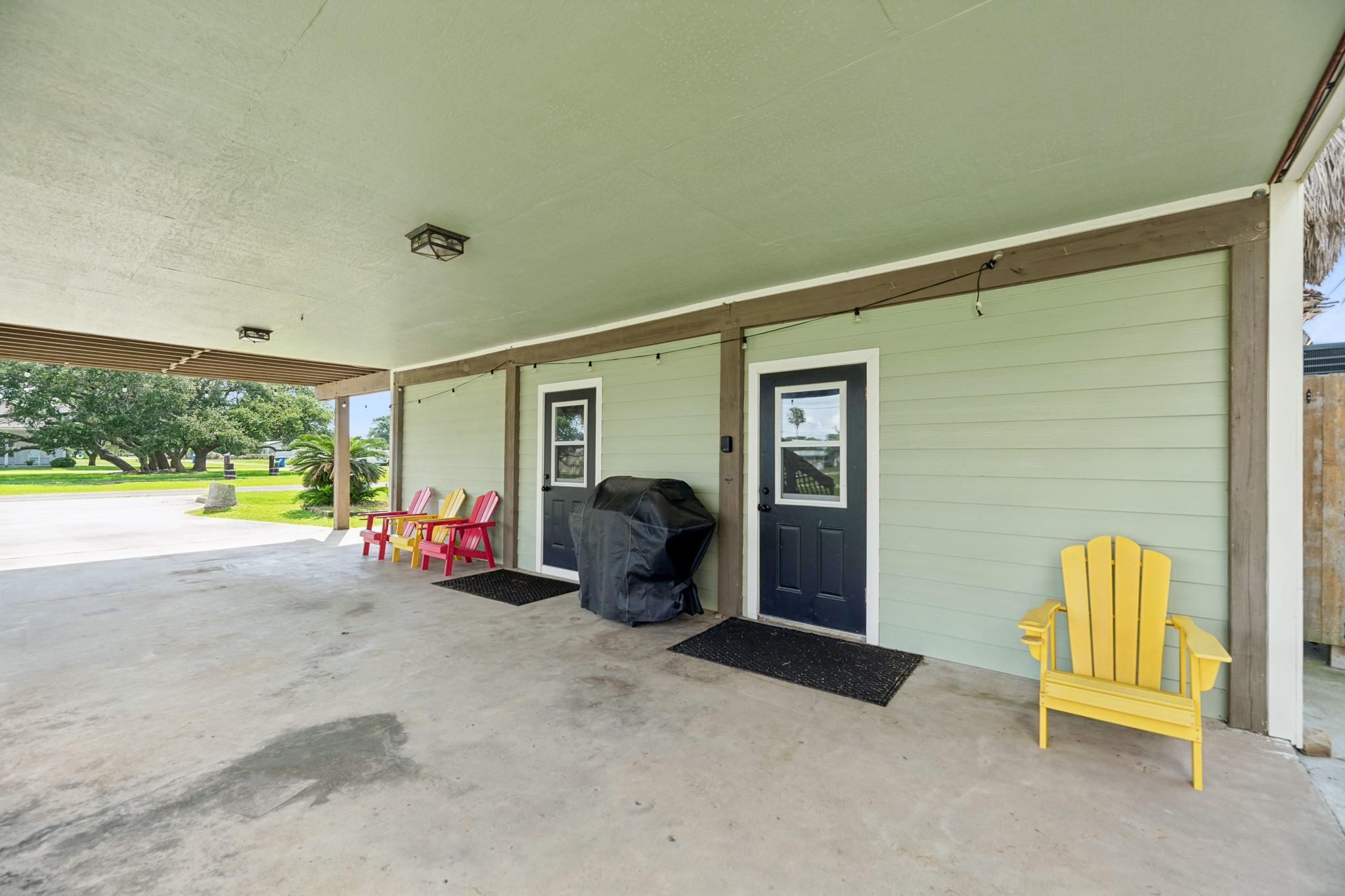 Image 4: Covered patio area