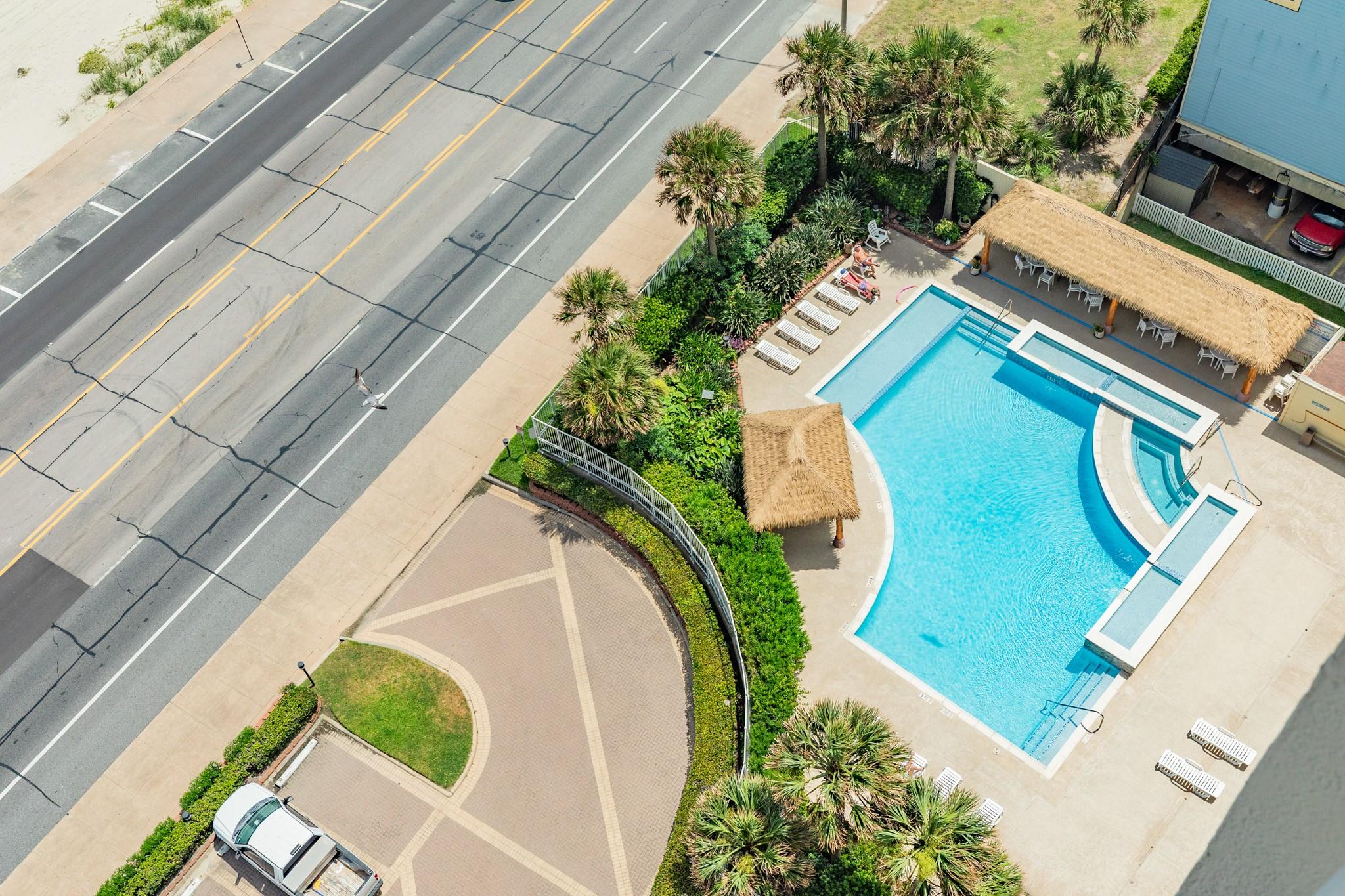 Image 3: The Breakers has amazing gulf views and offers a c