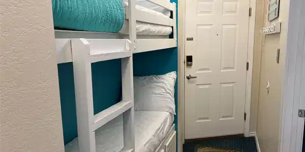 Image 3: Enter to Bunk Beds