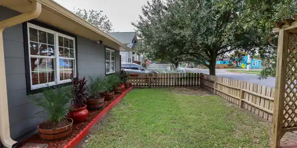 Image 2: Scenic front yard