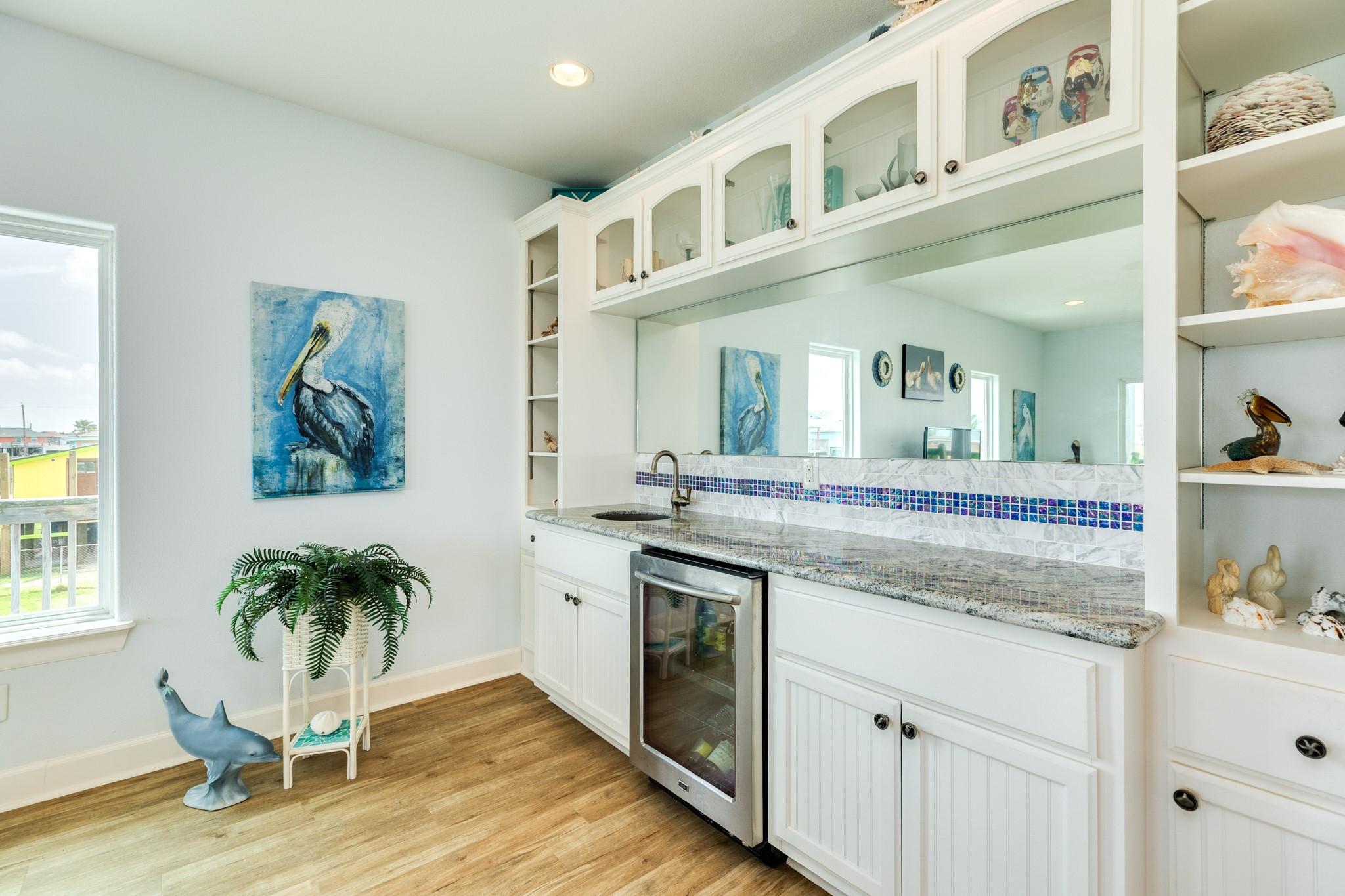 Image 4: Beverage Bar / Built-In Storage &ndash; Custom built-in