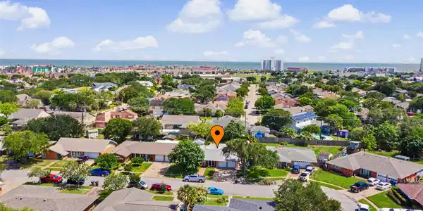 Image 2: The neighborhood is near all Galveston has to offe