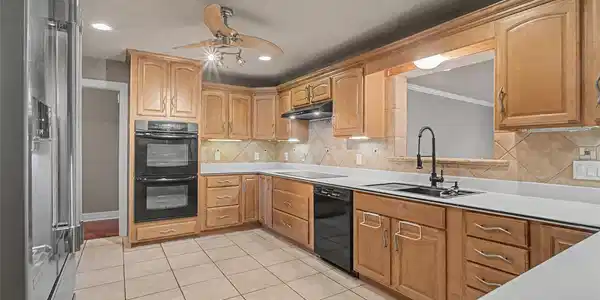 Image 3: Spacious kitchen with endless cabinets & contertop