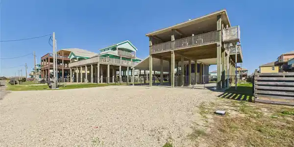 Image 2: Elevated beach house with spacious deck and parkin