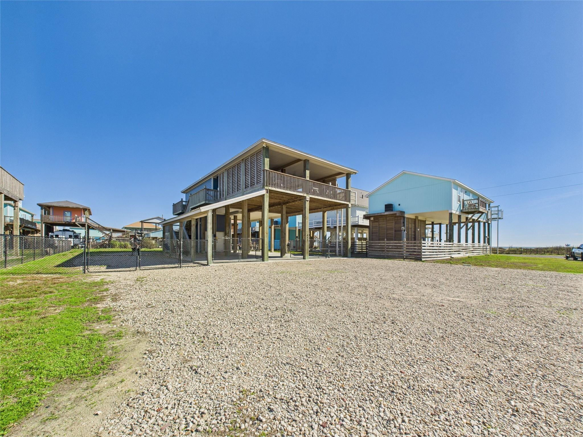 Image 4: Elevated beach house with spacious open design, la