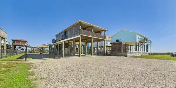 Image 4: Elevated beach house with spacious open design, la