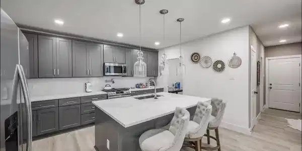 Image 4: Kitchen