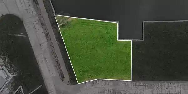Image 3: Over 9,000 sqft lot!