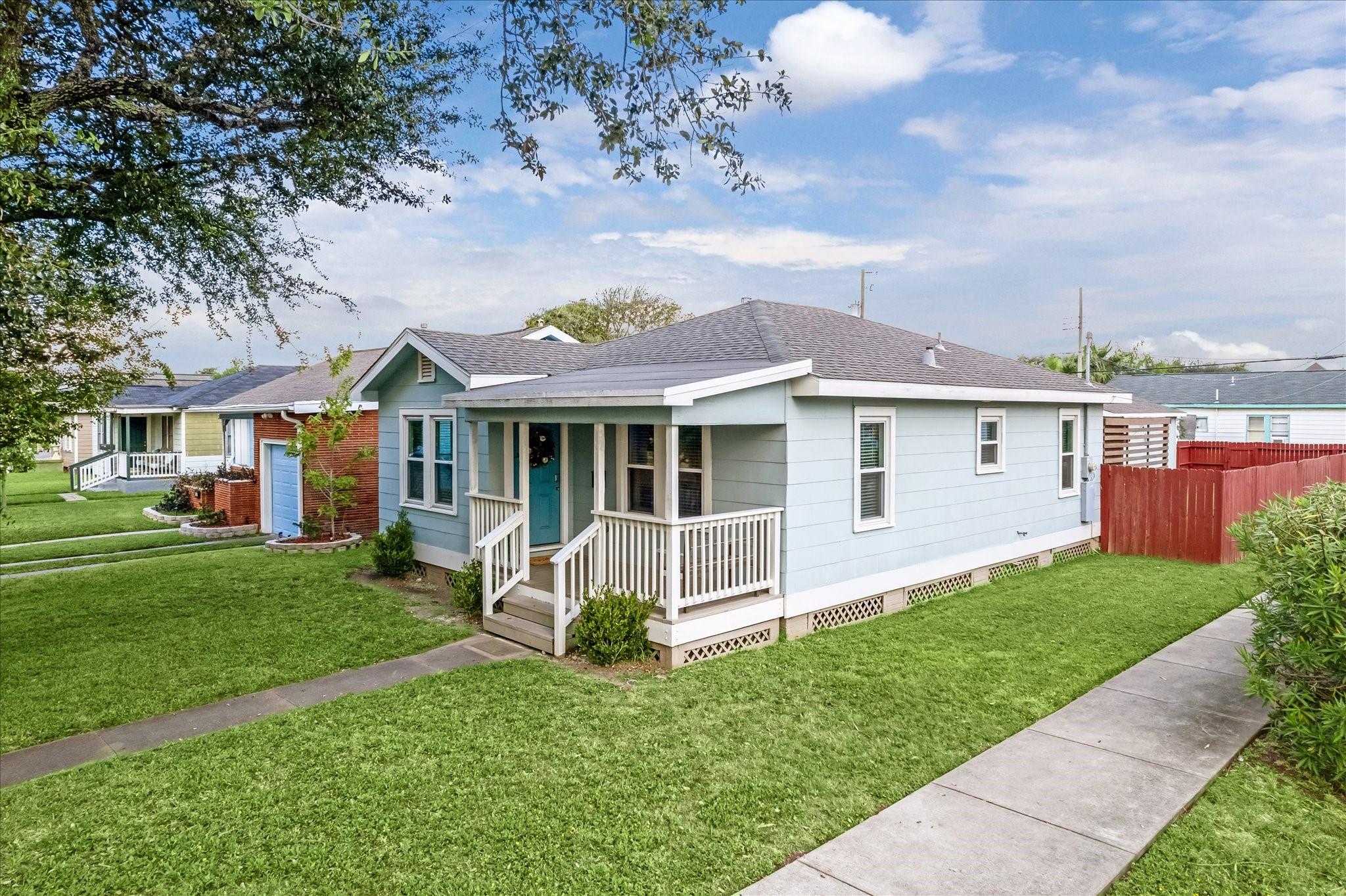 Image 2: Large corner lot.