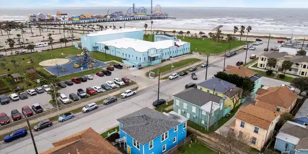 Image 2: Walking distance to the beach & Pleasure Pier. Loc