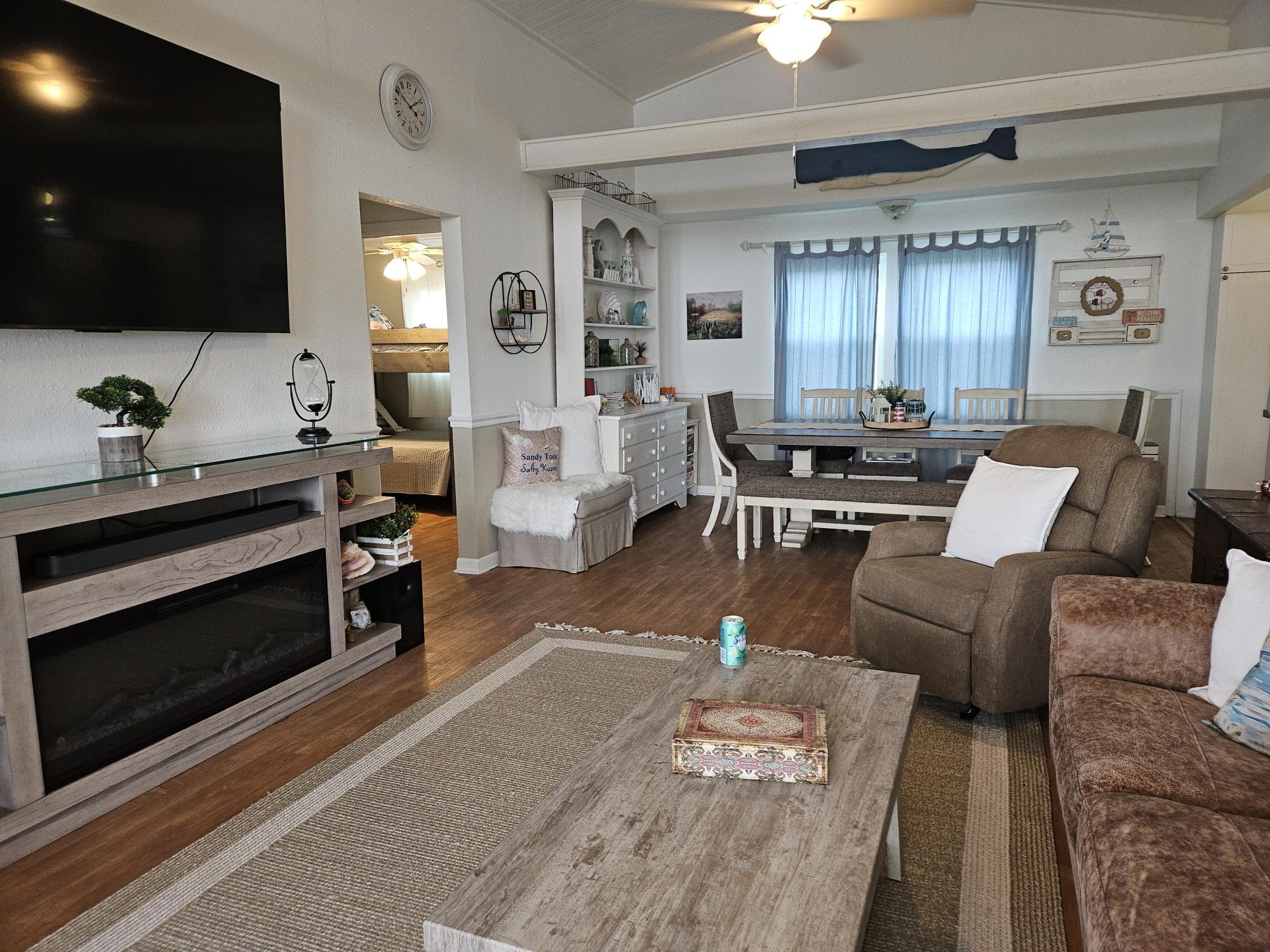 Image 3: Spacious living room