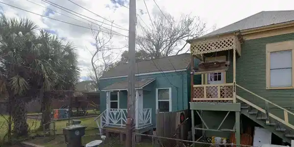 Image 2: See the property's position within the neighborhoo