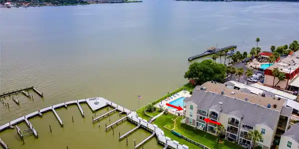 Image 2: Best views of the Lake. Unit is a corner unit loca