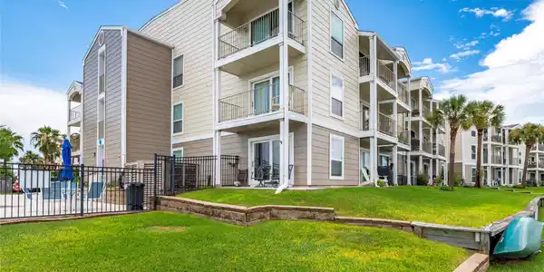 Image 3: Corner unit with the best views of the lake, boat
