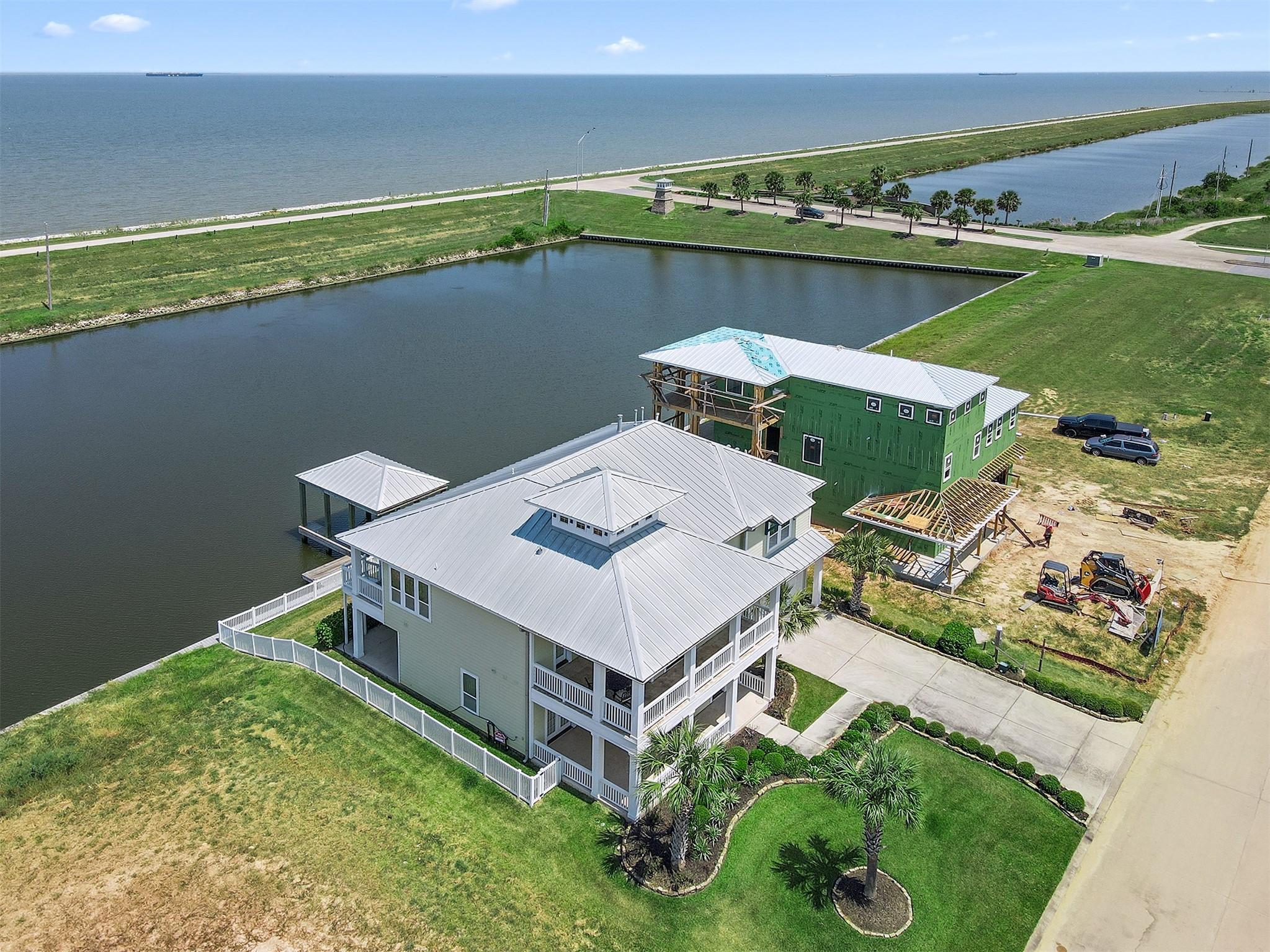 Image 4: 180 degree views of Galveston Bay and direct, deep