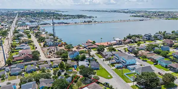 Image 4: Located very close to Offat's Bayou and Galveston