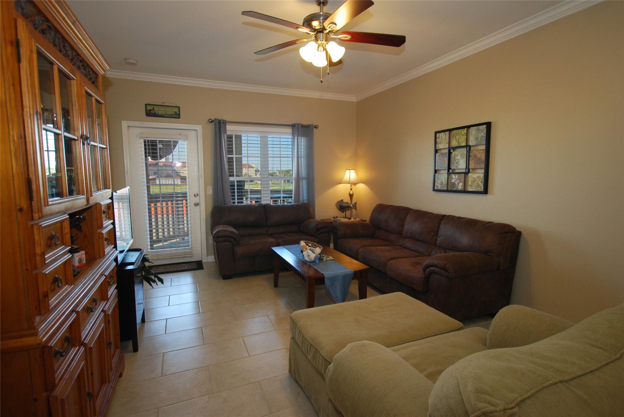 Image 3: Condo conveys furnished with most of what you see.