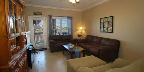 Image 3: Condo conveys furnished with most of what you see.