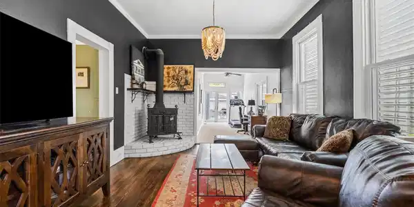 Image 2: The spacious layout provides plenty of room for re