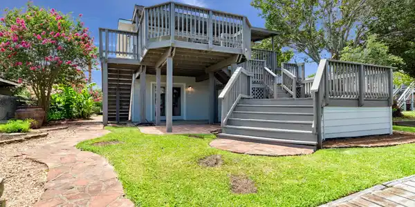 Image 4: Patio & porch