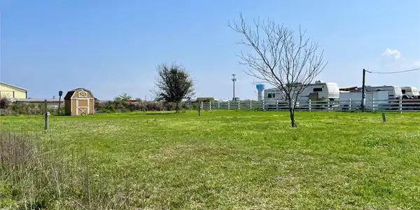Image 2: 13,850 sf double lot homesite is UNRESTRICTED in t