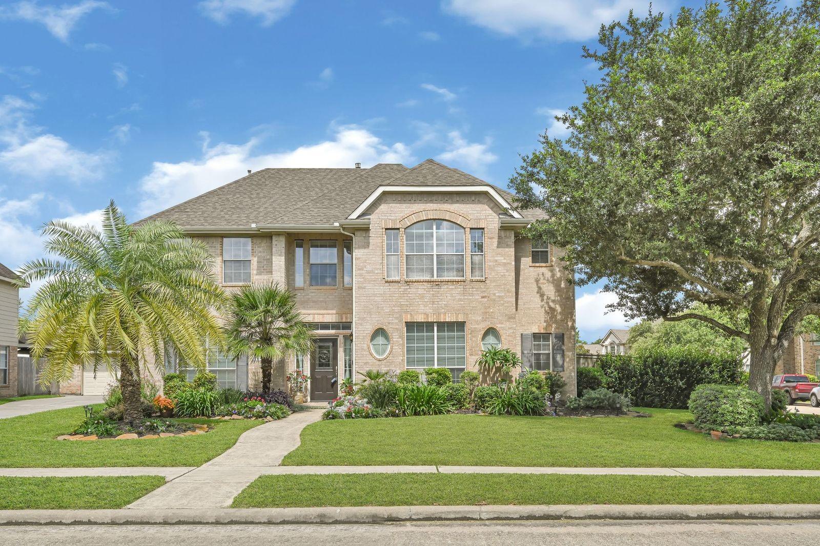 Image 2: Home is on a corner oversized lot!