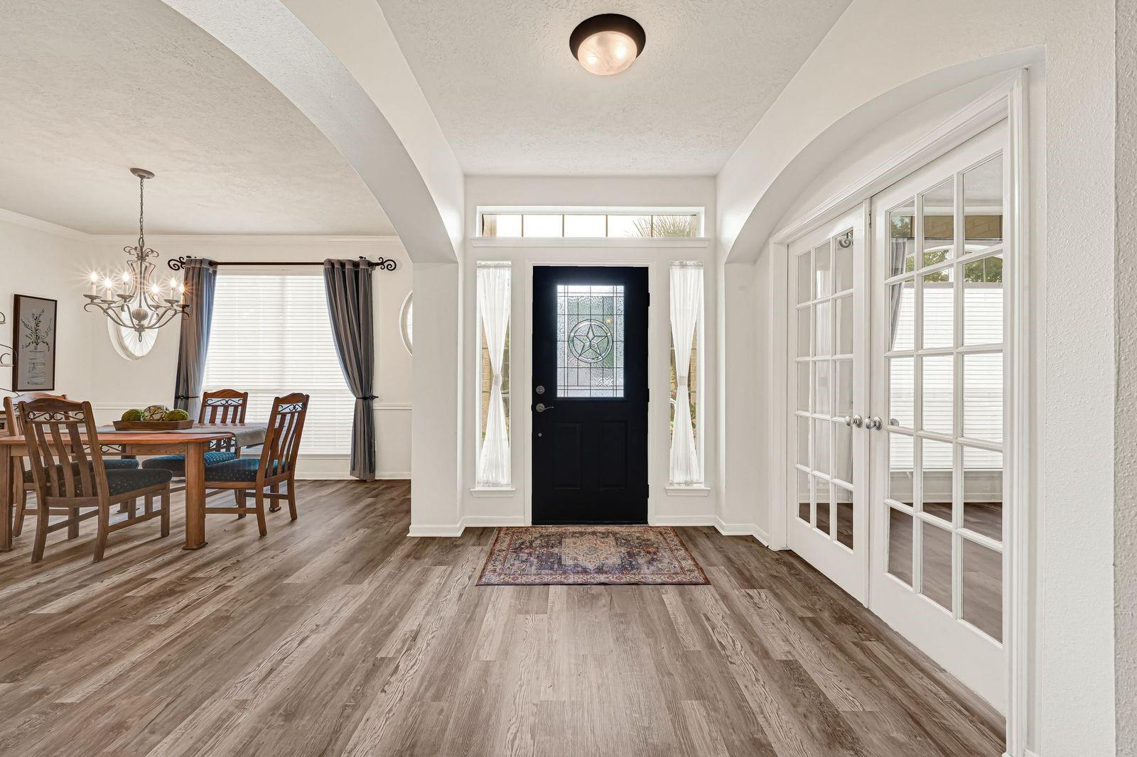 Image 4: Bright welcoming entry