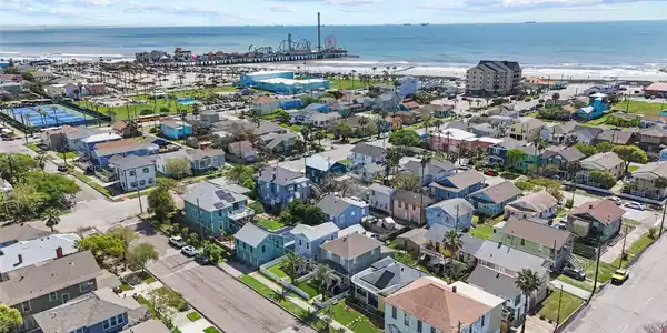 Image 4: Only a few blocks to the Beach & Pleasure Pier Amu