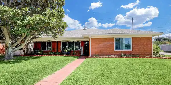 2824 E Palm Circle