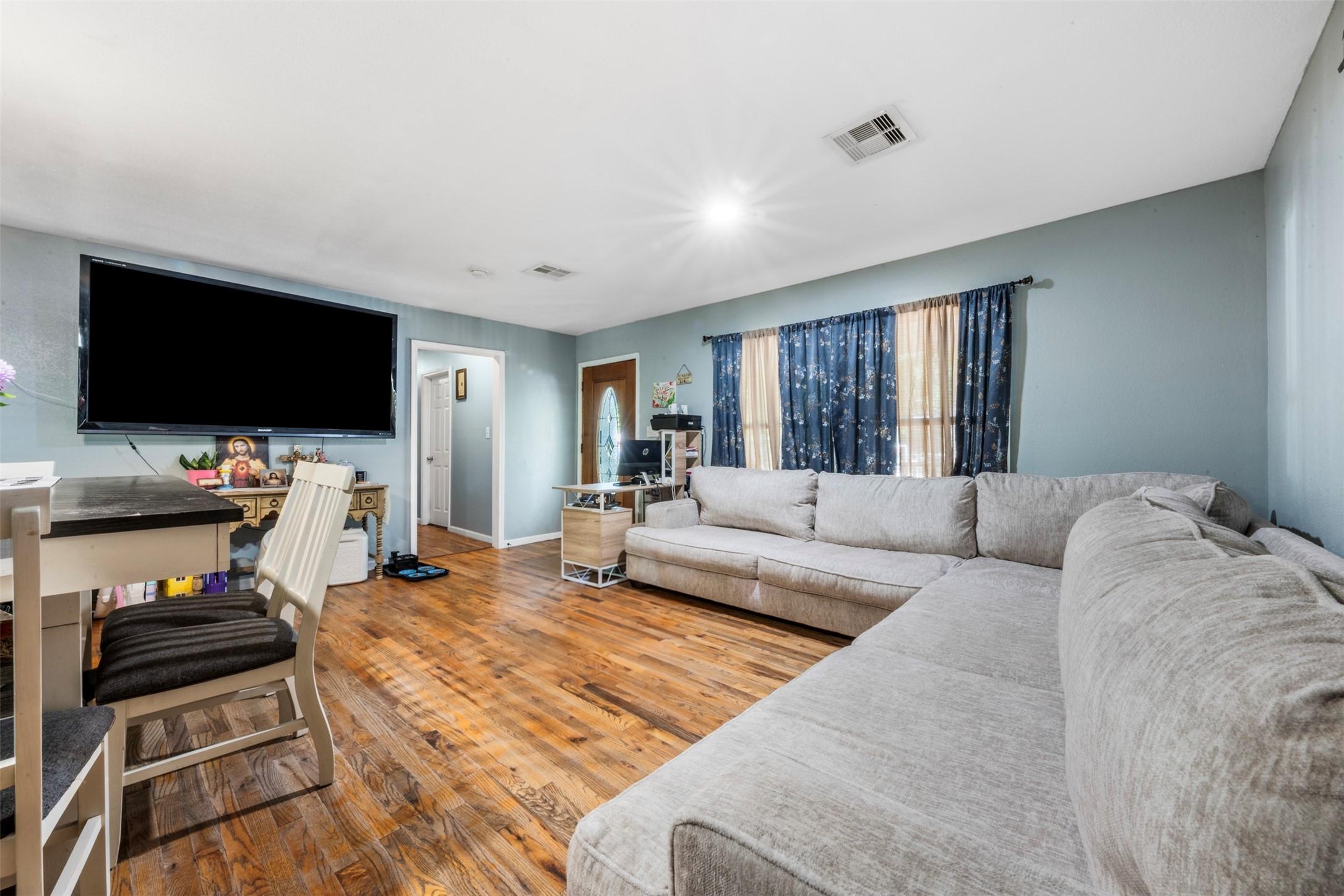 Image 4: Living room