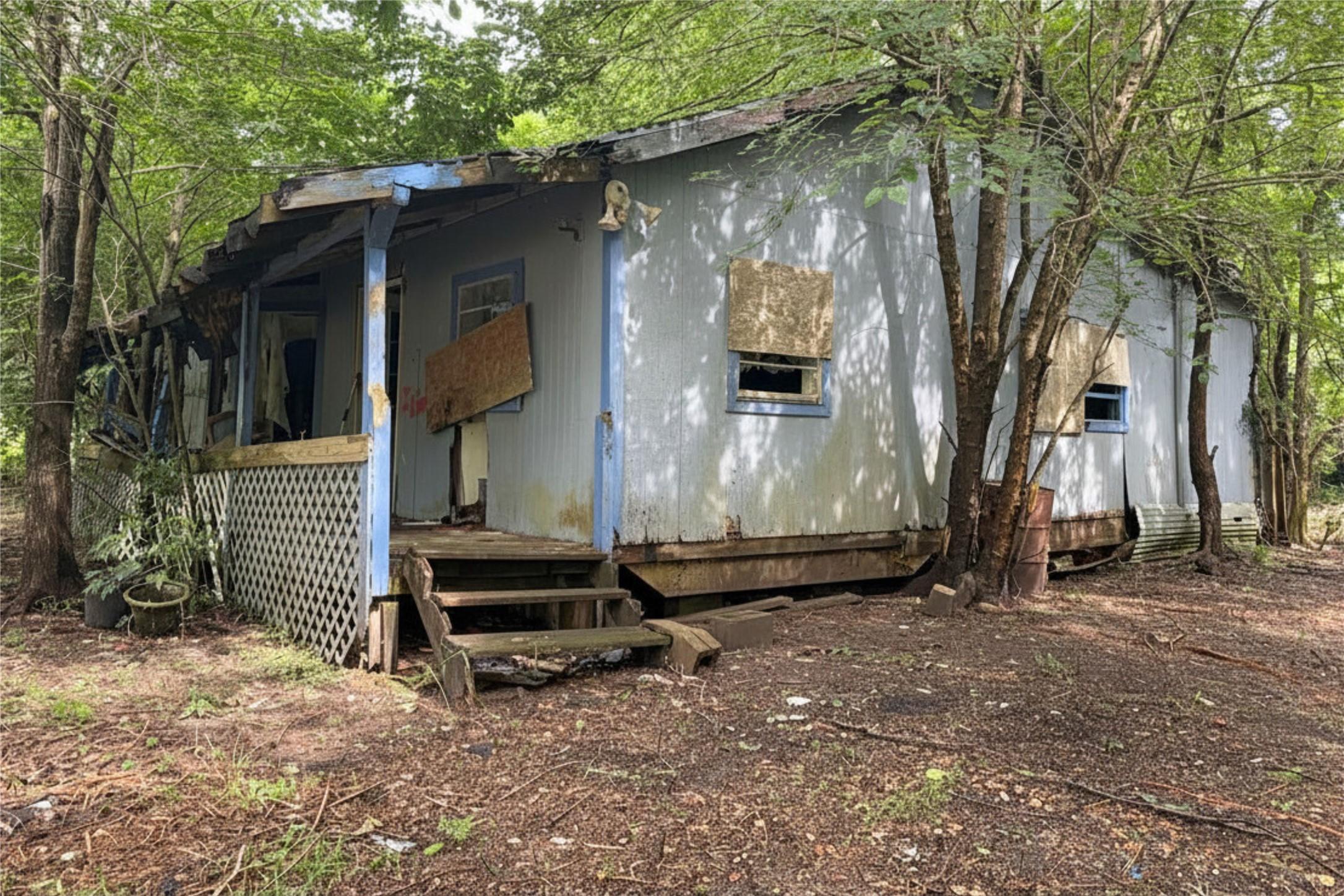 Image 1: DO NOT ENTER THE HOME. THE STRUCTURE IS UNSAFE. Pr