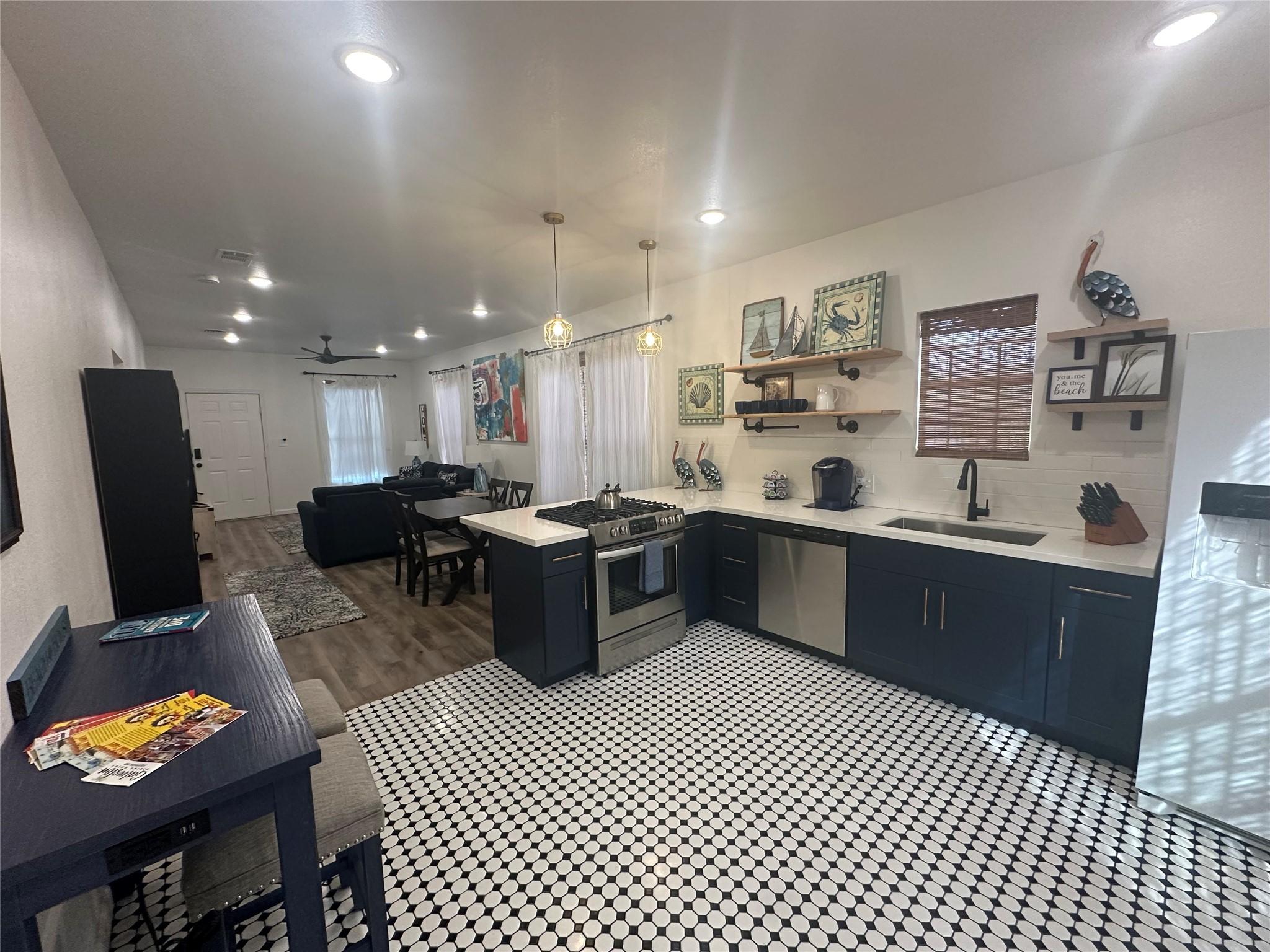 Image 3: This kitchen will not disappoint! Your family and