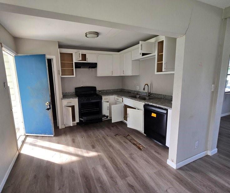 Image 4: Kitchen with door to outside