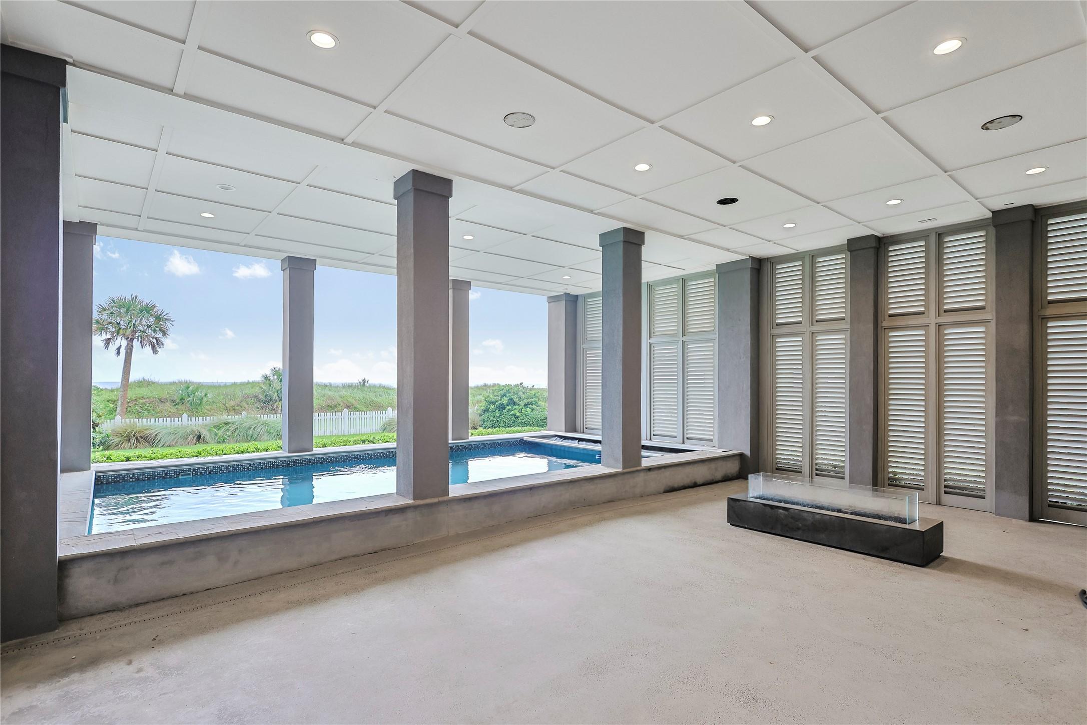 Image 3: Unobstructed Gulf views from the main floor balcon