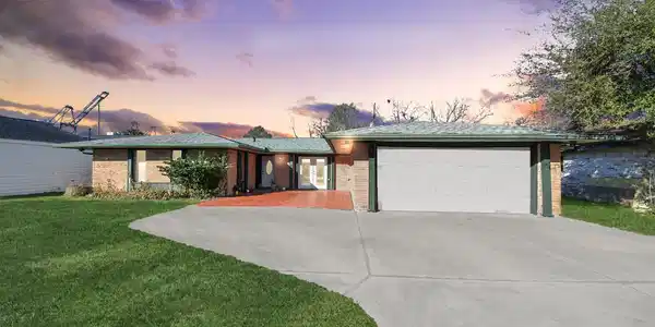 3906 Dolphin Lane