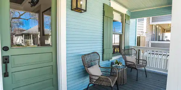 Image 4: Front House: Enjoy the sea breeze as you drink you