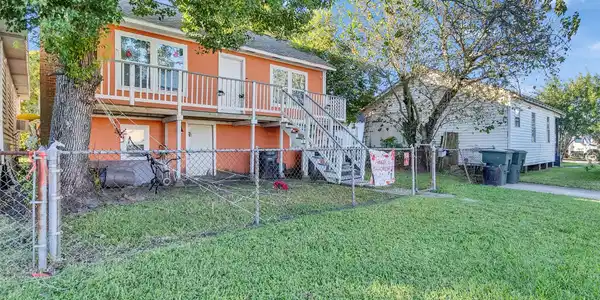 Image 2: The front entry shows off the home&rsquo;s bright exteri