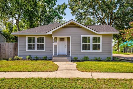 223 W Adoue Street