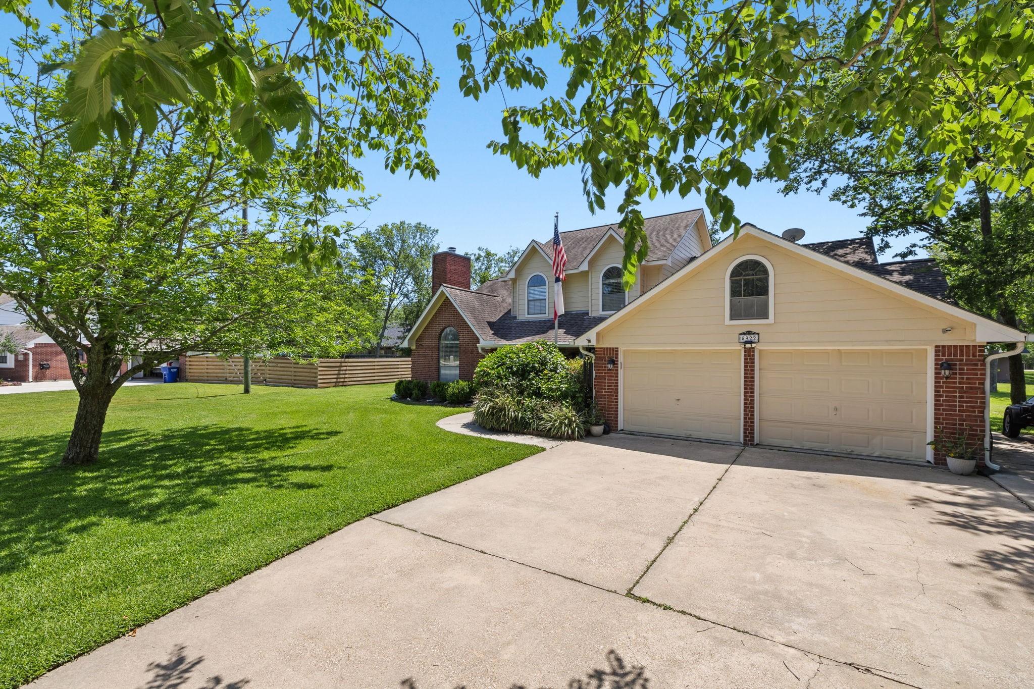 Image 2: Extra wide driveway